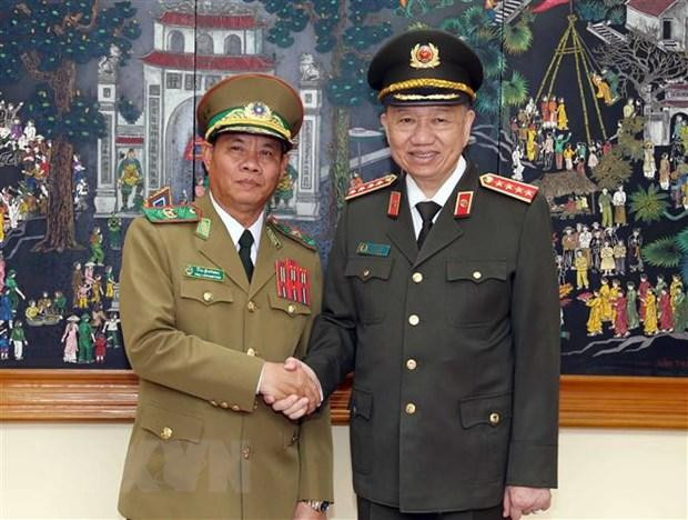 Министр общественной безопасности Вьетнама То Лам и Вице-премьер, Министр общественной безопасности Лаоса Вилай Лакхамфонг. Фото: VNA