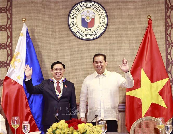 Председатель НС Выонг Динь Хюэ и Спикер Палаты представителей Филиппин Мартин Ромуальдес. Фото: ВИА Председатель НС Выонг Динь Хюэ и Спикер Палаты представителей Филиппин Мартин Ромуальдес. Фото: ВИА