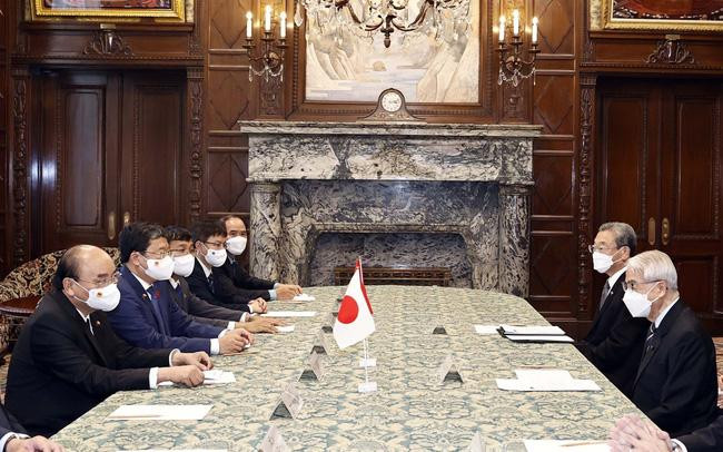 Президент Нгуен Суан Фук и Спикер Палаты советников Парламента Японии Оцудзи Хидэхиса. Фото: VNA Президент Нгуен Суан Фук и Спикер Палаты советников Парламента Японии Оцудзи Хидэхиса. Фото: VNA