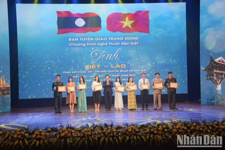 Постоянный Вице-премьер Фам Бинь Минь вурчает похвальные грамоты обладателям первых призов.