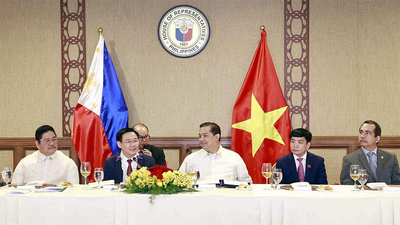 Председатель НС Выонг Динь Хюэ и Председатель Палаты представителей Филиппин Мартин Ромуальдес на переговорах. Фото: ВИА Председатель НС Выонг Динь Хюэ и Председатель Палаты представителей Филиппин Мартин Ромуальдес на переговорах. Фото: ВИА