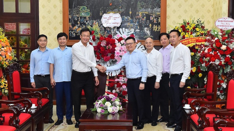 Товарищ Ле Куок Минь принимает Секретаря Парткома провинции Хынгйен Нгуен Хыу Нгиа. Товарищ Ле Куок Минь принимает Секретаря Парткома провинции Хынгйен Нгуен Хыу Нгиа.