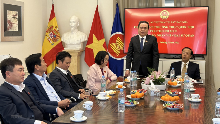 Постоянный зампредседателя НС Чан Тхань Ман беседует с официальными лицами и сотрудниками Посольства Вьетнама в Испании. Фото: ВИА Постоянный зампредседателя НС Чан Тхань Ман беседует с официальными лицами и сотрудниками Посольства Вьетнама в Испании. Фото: ВИА