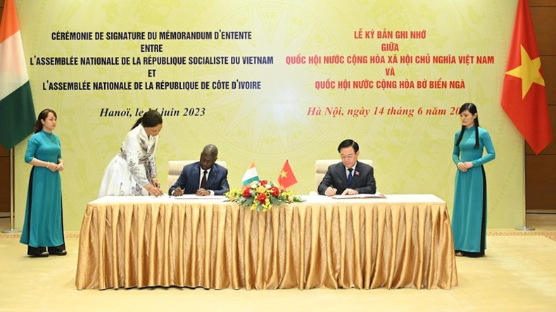 Церемония подписания Меморандума о взаимопонимании по сотрудничеству между НС Вьетнама и Парламентом Кот-д'Ивуара. Фото: Зюи Линь Церемония подписания Меморандума о взаимопонимании по сотрудничеству между НС Вьетнама и Парламентом Кот-д'Ивуара. Фото: Зюи Линь