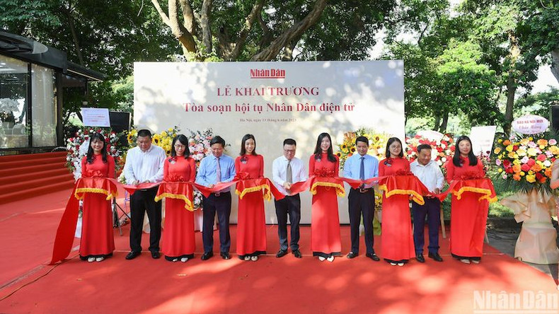 Делегаты перерезают ленту в знак открытия конвергентной редакции «Нянзан Онлайн». Делегаты перерезают ленту в знак открытия конвергентной редакции «Нянзан Онлайн».