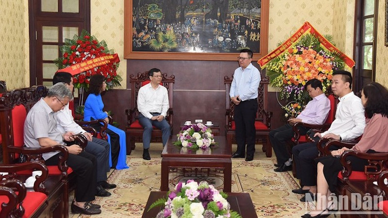 Главный редактор Ле Куок Минь принимает делегацию провинции Туенкуанг. Главный редактор Ле Куок Минь принимает делегацию провинции Туенкуанг.