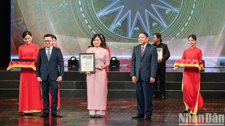 Главный редактор газеты «Нянзан», Замглавы Отдела ЦК КПВ по пропаганде и политическому воспитанию, Председатель Союза журналистов Вьетнама Ле Куок Минь, Министр культуры, спорта и туризма Нгуен Ван Хунг и обладатели вторых призов. Фото: Тхань Дат Главный редактор газеты «Нянзан», Замглавы Отдела ЦК КПВ по пропаганде и политическому воспитанию, Председатель Союза журналистов Вьетнама Ле Куок Минь, Министр культуры, спорта и туризма Нгуен Ван Хунг и обладатели вторых призов. Фото: Тхань Дат