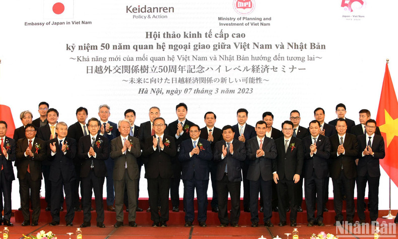 Премьер-министр Фам Минь Тьинь и участники семинара. Фото: Чан Хай Премьер-министр Фам Минь Тьинь и участники семинара. Фото: Чан Хай