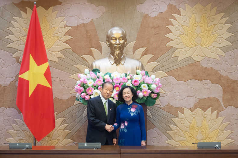 Постоянный член Секретариата ЦК КПВ, глава Организационного отдела ЦК КПВ Чыонг Тхи Май и Председатель Альянса парламентариев японско-вьетнамской дружбы Никаи Тосихиро. Фото: quochoi.vn Постоянный член Секретариата ЦК КПВ, глава Организационного отдела ЦК КПВ Чыонг Тхи Май и Председатель Альянса парламентариев японско-вьетнамской дружбы Никаи Тосихиро. Фото: quochoi.vn