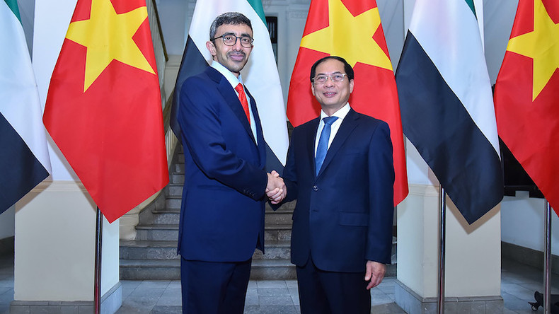 Министр Буй Тхань Шон и Министр иностранных дел ОАЭ шейх Абдалла бен Заид Аль Нахайян. Фото: МИД Вьетнама Министр Буй Тхань Шон и Министр иностранных дел ОАЭ шейх Абдалла бен Заид Аль Нахайян. Фото: МИД Вьетнама