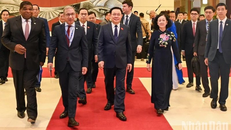 Председатель НС Выонг Динь Хюэ, Президент МПС Дуарте Пачеко и делегаты на открытии конференции. Фото: ВИА Председатель НС Выонг Динь Хюэ, Президент МПС Дуарте Пачеко и делегаты на открытии конференции. Фото: ВИА