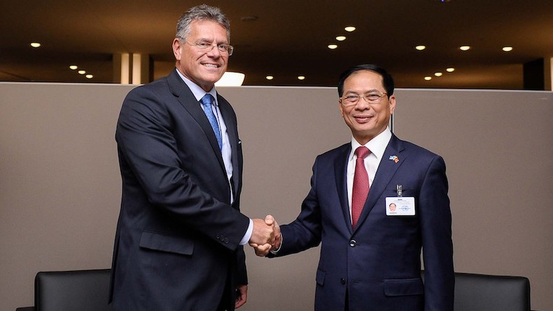 Министр Буй Тхань Шон и Зампредседателя Европейской комиссии, европейский комиссар по межинституциональным вопросам Марош Шефчович. Фото: baoquocte.vn Министр Буй Тхань Шон и Зампредседателя Европейской комиссии, европейский комиссар по межинституциональным вопросам Марош Шефчович. Фото: baoquocte.vn