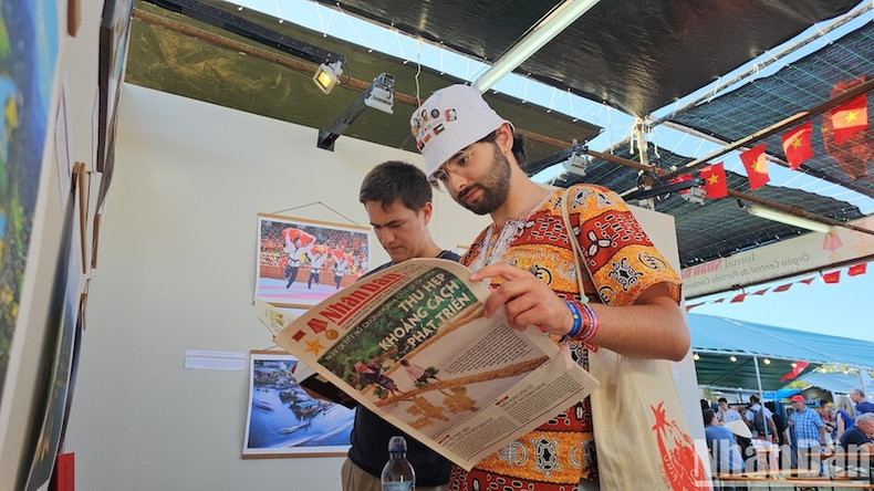 Вьетнамский стенд привлек большое внимание португальцев и друзей из других стран. Вьетнамский стенд привлек большое внимание португальцев и друзей из других стран.