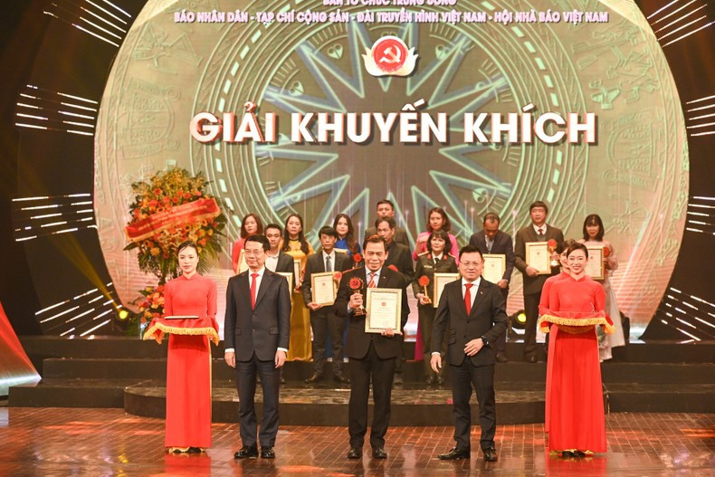 Обладатели поощрительных призов. Фото: Зюи Линь