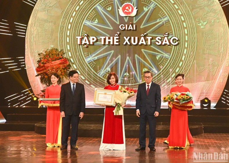 Представительница газеты «Нянзан» получает приз «Выдающийся коллектив». Фото: Зюи Линь