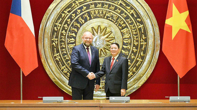 Зампредседателя НС Нгуен Дык Хай и Зампредседателя Палаты депутатов Чехии Ян Бартошек. Фото: daibieunhandan.vn Зампредседателя НС Нгуен Дык Хай и Зампредседателя Палаты депутатов Чехии Ян Бартошек. Фото: daibieunhandan.vn