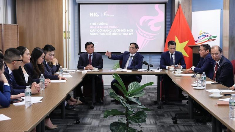 Премьер-министр Фам Минь Тьинь и члены Вьетнамской инновационной сети в США. Фото: ВИА