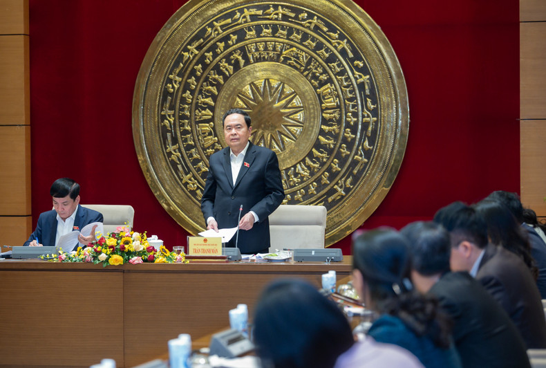 Постоянный зампредседателя НС Чан Тхань Ман выступает на заседании. Фото: quochoi.vn Постоянный зампредседателя НС Чан Тхань Ман выступает на заседании. Фото: quochoi.vn