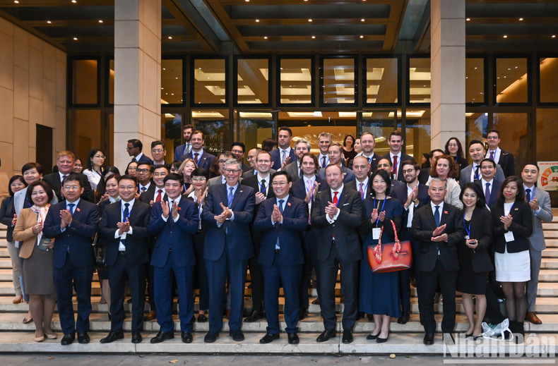 Председатель НС Выонг Динь Хюэ и делегация Делового совета ЕС-АСЕАН и EuroCham. Фото: Зюи Линь Председатель НС Выонг Динь Хюэ и делегация Делового совета ЕС-АСЕАН и EuroCham. Фото: Зюи Линь