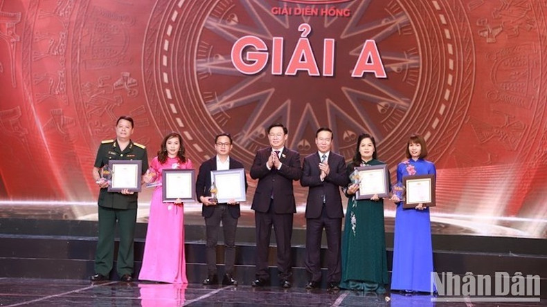 Президент Во Ван Тхыонг, Председатель НС Выонг Динь Хюэ и обладатели призов A. Фото: Хоай Нам Президент Во Ван Тхыонг, Председатель НС Выонг Динь Хюэ и обладатели призов A. Фото: Хоай Нам