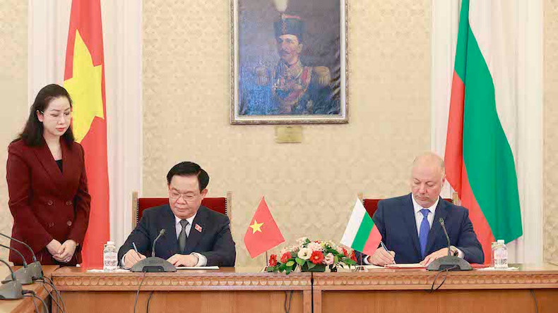 Председатель НС Выонг Динь Хюэ и Председатель Народного собрания Болгарии Росен Желязков подписывают Меморандум о сотрудничестве. Фото: ВИА Председатель НС Выонг Динь Хюэ и Председатель Народного собрания Болгарии Росен Желязков подписывают Меморандум о сотрудничестве. Фото: ВИА