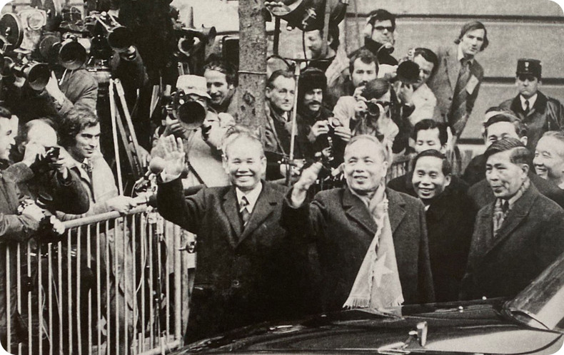 Министр Суан Тхюи (крайний слева) и Вице-премьер, Министр иностранных дел Нгуен Зюи Чинь (в центре) машут руками вьетнамцам, французам и журналистам перед тем, как войти в Международный конференц-центр Клебер, чтобы подписать Парижские соглашения. Министр Суан Тхюи (крайний слева) и Вице-премьер, Министр иностранных дел Нгуен Зюи Чинь (в центре) машут руками вьетнамцам, французам и журналистам перед тем, как войти в Международный конференц-центр Клебер, чтобы подписать Парижские соглашения.