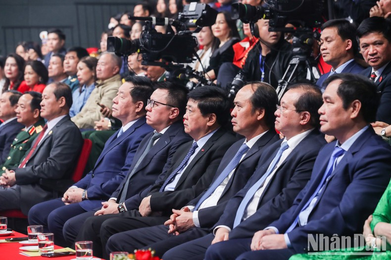 Руководители Партии и Государства на художественной программе «Весна Чыонгша». Фото: Тхань Дат Руководители Партии и Государства на художественной программе «Весна Чыонгша». Фото: Тхань Дат