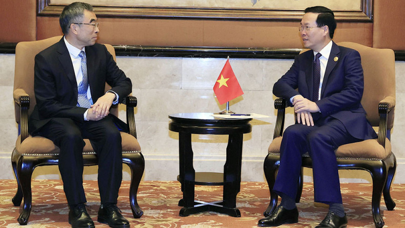 Президент Во Ван Тхыонг и Председатель правления компании Huawei Лян Хуа. Фото: ВИА Президент Во Ван Тхыонг и Председатель правления компании Huawei Лян Хуа. Фото: ВИА