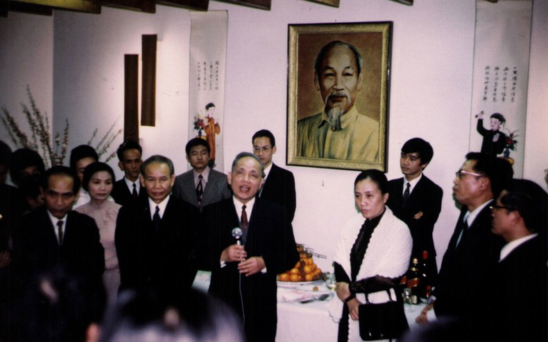 Руководители и члены двух делегаций посещают офис Общества вьетнамцев во Франции после подписания Парижских соглашений. Фото: Ле Суан Тан