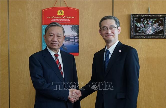 Министр То Лам и начальник Национального полицейского агентства Японии Цуюки Ясухиро. Фото: ВИА Министр То Лам и начальник Национального полицейского агентства Японии Цуюки Ясухиро. Фото: ВИА