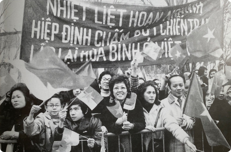 Зарубежные вьетнамцы в Париже приветствуют Соглашения о прекращении войны и восстановлении мира во Вьетнаме, которые были подписаны в 1973 году. Зарубежные вьетнамцы в Париже приветствуют Соглашения о прекращении войны и восстановлении мира во Вьетнаме, которые были подписаны в 1973 году.