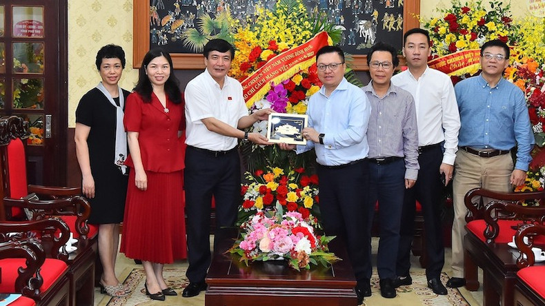 Председатель НС Выонг Динь Хюэ направил поздравительную корзину цветов в адрес газеты «Нянзан». Генеральный секретарь НС Буй Ван Кыонг и делегация Канцелярии НС посетили головной офис газеты. Председатель НС Выонг Динь Хюэ направил поздравительную корзину цветов в адрес газеты «Нянзан». Генеральный секретарь НС Буй Ван Кыонг и делегация Канцелярии НС посетили головной офис газеты.