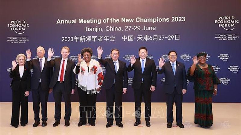 Премьер-министр Фам Минь Тьинь и главы делегаций-участников 14-го ежегодного совещания новых мировых лидеров Всемирного экономического форума. Фото: ВИА Премьер-министр Фам Минь Тьинь и главы делегаций-участников 14-го ежегодного совещания новых мировых лидеров Всемирного экономического форума. Фото: ВИА