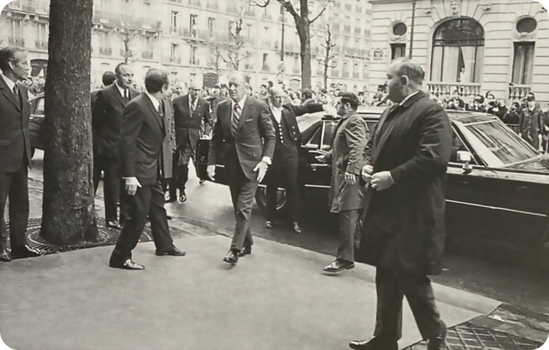 Государственный секретарь США Уильям П. Роджерс прибыл в Международный конференц-центр Клебер. Государственный секретарь США Уильям П. Роджерс прибыл в Международный конференц-центр Клебер.