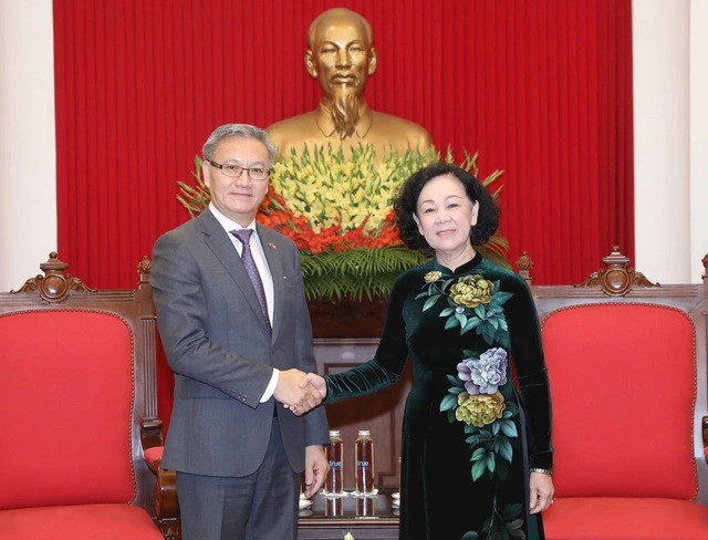 Постоянный член Секретариата ЦК КПВ Чыонг Тхи Май и товарищ Тхонгсаван Фомвихан. Фото: ВИА Постоянный член Секретариата ЦК КПВ Чыонг Тхи Май и товарищ Тхонгсаван Фомвихан. Фото: ВИА