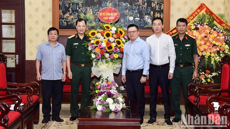 Товарищ Ле Куок Минь и делегация Командования №86 Министерства обороны. Товарищ Ле Куок Минь и делегация Командования №86 Министерства обороны.