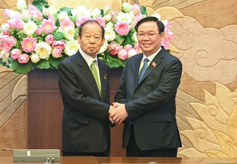 Председатель НС Выонг Динь Хюэ и Председатель Альянса парламентариев японско-вьетнамской дружбы Никаи Тосихиро. Фото: Зюи Линь Председатель НС Выонг Динь Хюэ и Председатель Альянса парламентариев японско-вьетнамской дружбы Никаи Тосихиро. Фото: Зюи Линь