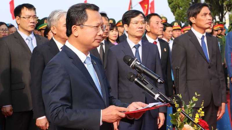 И.о. Председателя Народного комитета провинции Куангнинь Као Тыонг Хюи выступает на церемонии. И.о. Председателя Народного комитета провинции Куангнинь Као Тыонг Хюи выступает на церемонии.