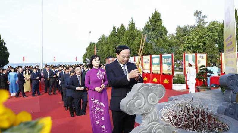 Секретарь Парткома провинции Куангнинь Нгуен Суан Ки и делегаты зажигают благовония в память о Президенте Хо Ши Мине. Секретарь Парткома провинции Куангнинь Нгуен Суан Ки и делегаты зажигают благовония в память о Президенте Хо Ши Мине.