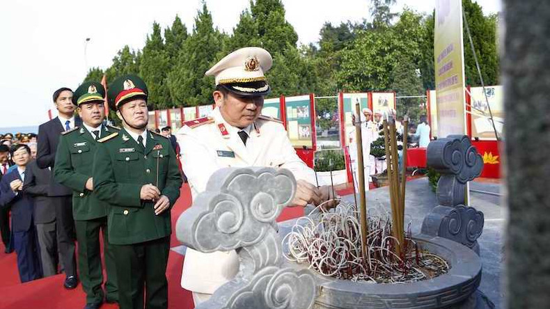 Делегаты воскуряют благовония в память о Президенте Хо Ши Мине. Делегаты воскуряют благовония в память о Президенте Хо Ши Мине.