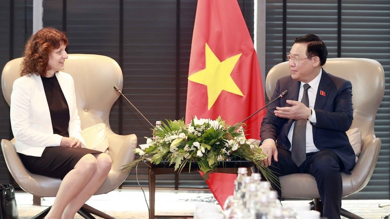 Председатель НС Выонг Динь Хюэ и управляющий директор датской компании DSV в Болгарии Красимира Вандева. Фото: ВИА Председатель НС Выонг Динь Хюэ и управляющий директор датской компании DSV в Болгарии Красимира Вандева. Фото: ВИА