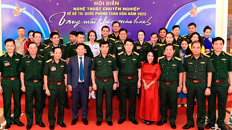 Руководители Министерства обороны и представители творческих коллективов на церемонии. Руководители Министерства обороны и представители творческих коллективов на церемонии.