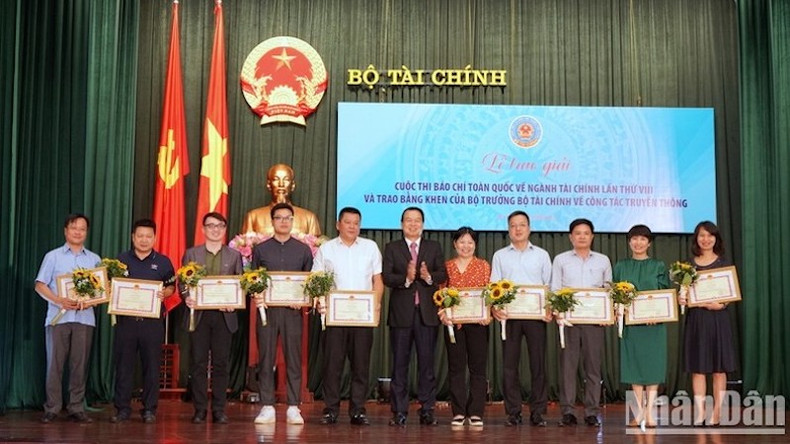 Вручение похвальных грамот Министра финансов частным лицам, внесшим большой вклад в информационно-пропагандистскую работу Министерства финансов в сфере государственного управления. Вручение похвальных грамот Министра финансов частным лицам, внесшим большой вклад в информационно-пропагандистскую работу Министерства финансов в сфере государственного управления.