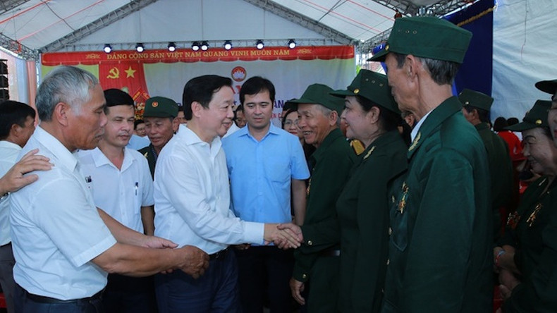 Вице-премьер Чан Хонг Ха и жители деревни Хачиеу. Фото: VGP Вице-премьер Чан Хонг Ха и жители деревни Хачиеу. Фото: VGP