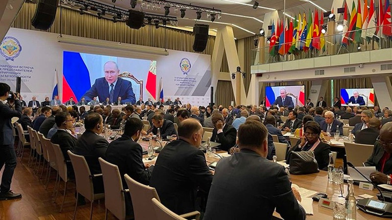 Президент России Владимир Путин выступает с видеообращением к участникам встречи.