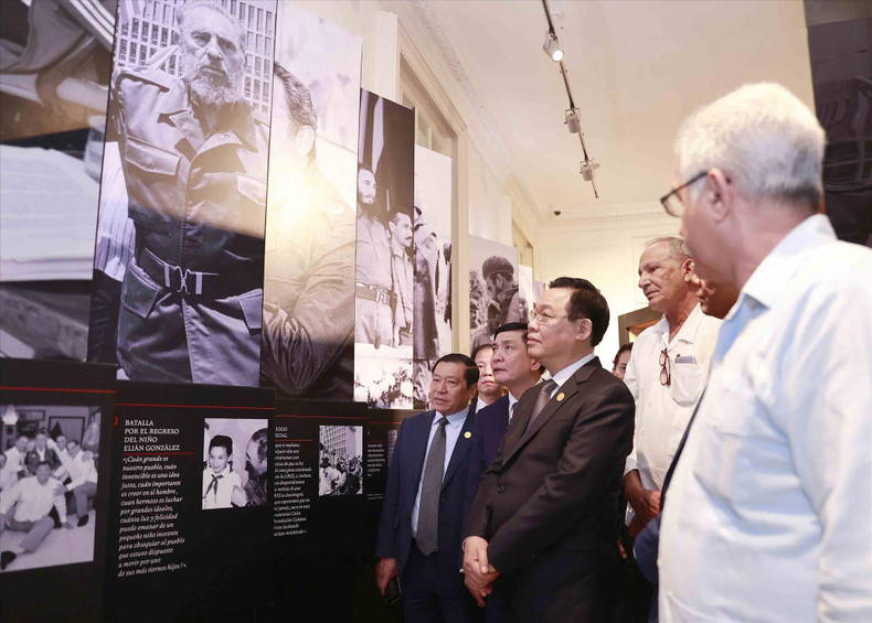 Председатель НС Выонг Динь Хюэ посещает Центр Фиделя Кастро Рус. Фото: ВИА Председатель НС Выонг Динь Хюэ посещает Центр Фиделя Кастро Рус. Фото: ВИА