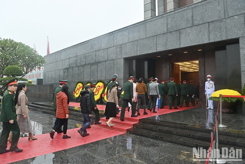 Жители и военнослужащие посещают Мавзолей Хо Ши Мина. Жители и военнослужащие посещают Мавзолей Хо Ши Мина.