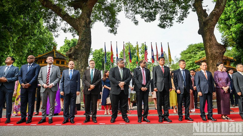 Представители стран-членов АСЕАН и делегаты на церемонии. Фото: Тхань Дат Представители стран-членов АСЕАН и делегаты на церемонии. Фото: Тхань Дат