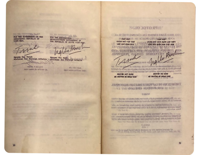 Подписи г-на Нгуен Зюи Чиня и г-жи Нгуен Тхи Бинь на Парижских соглашениях. Подписи г-на Нгуен Зюи Чиня и г-жи Нгуен Тхи Бинь на Парижских соглашениях.