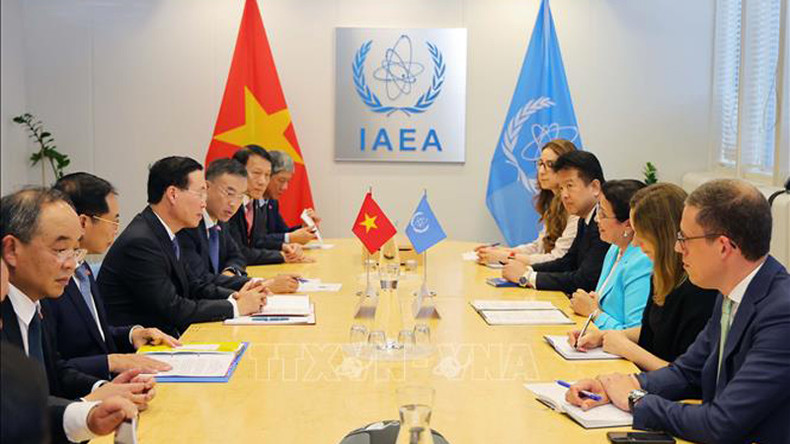 Общий вид встречи между Президентом Во Ван Тхыонгом и и.о. Генерального директора МАГАТЭ Наджат Мохтар. Фото: ВИА Общий вид встречи между Президентом Во Ван Тхыонгом и и.о. Генерального директора МАГАТЭ Наджат Мохтар. Фото: ВИА